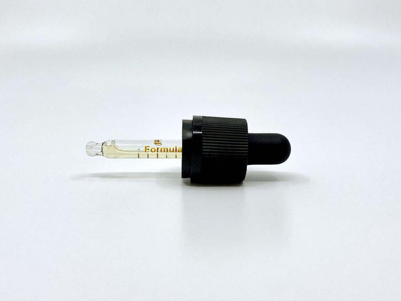 Kapalka s Formula Swiss RAW CBD oljem v olju konopljinih semen na beli podlagi
