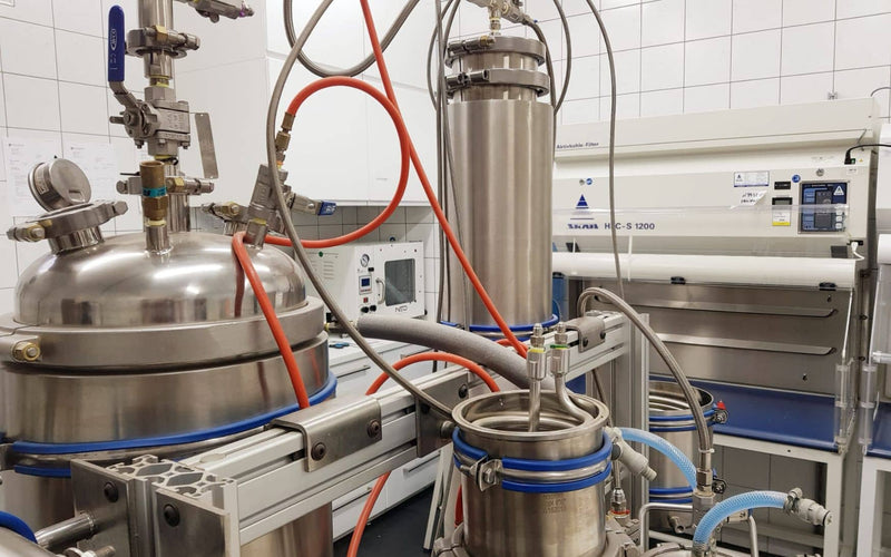 Oprema iz nerjavnega jekla za predelavo in filtracijo v laboratoriju Formula Swiss
