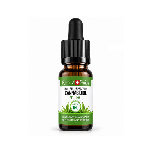 Jantarna 10 ml steklenička s kapalko: naravno olje CBD Formula Swiss, 5 % polni spekter, belo-zelena etiketa, belo ozadje