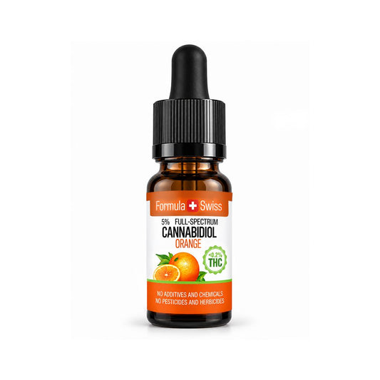 Jantarna steklenička z belo-oranžno etiketo: olje CBD Formula Swiss s pomarančo, 5 % polni spekter, manj kot 0,2 % THC